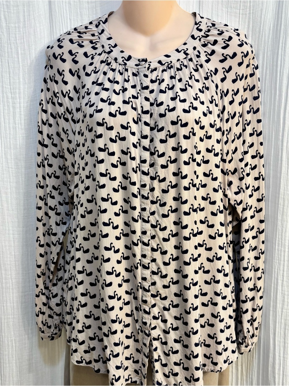 Boden Beige/Blue Swan Animal Print Round Neck Button Blouse Pleated Size 8